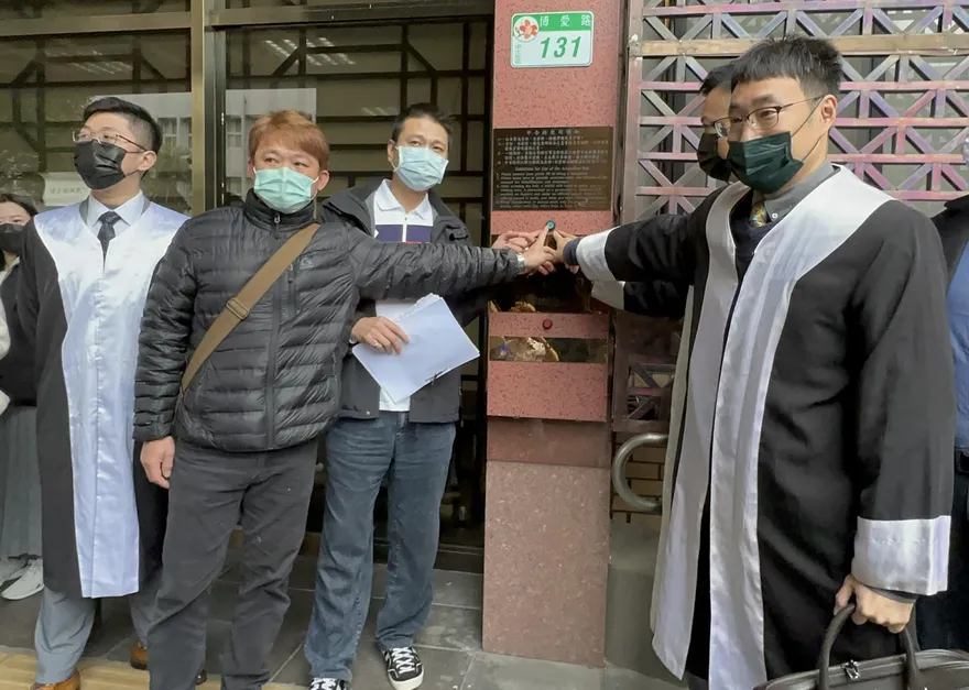 快訊/多名飲料店前加盟主北檢按鈴提告　出面指控廖老大3大罪狀