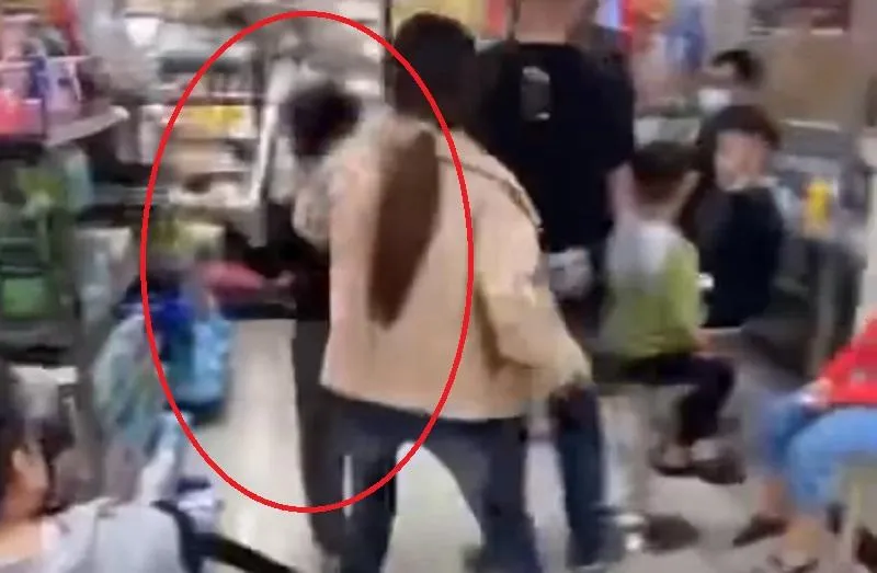 影/火爆嫩弟玩寶可夢失控！氣到毆人「還想搬椅子砸」　網嘆：塞回肚子重練啦