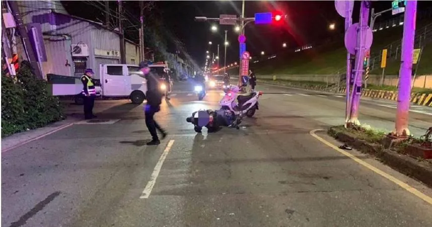 悲傷年夜飯！蘆洲53歲騎士擦撞機車「噴飛摔地」　小客車輾過不治