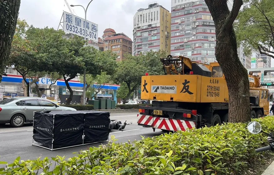 快訊/大安森林公園死亡車禍！雙載母子碰撞吊車　下秒媽捲車底身亡