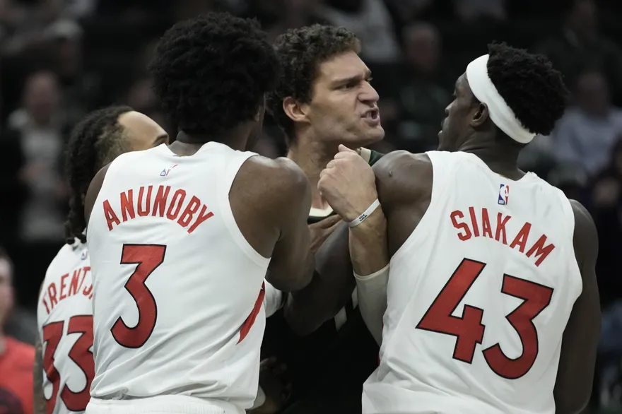 影/NBA全武行！公鹿長人擒抱對手起衝突　「猛力硬扯頭帶」挑釁遭逐出場