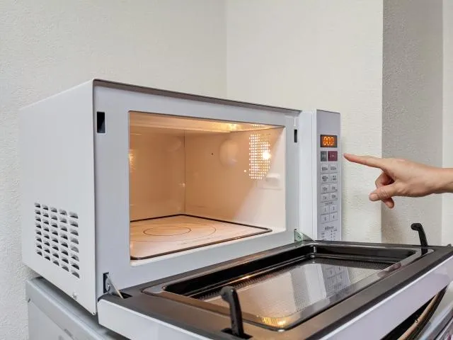 別把紙餐盒微波加熱！醫揭驚人真相：毒素直接「印」進食物裡