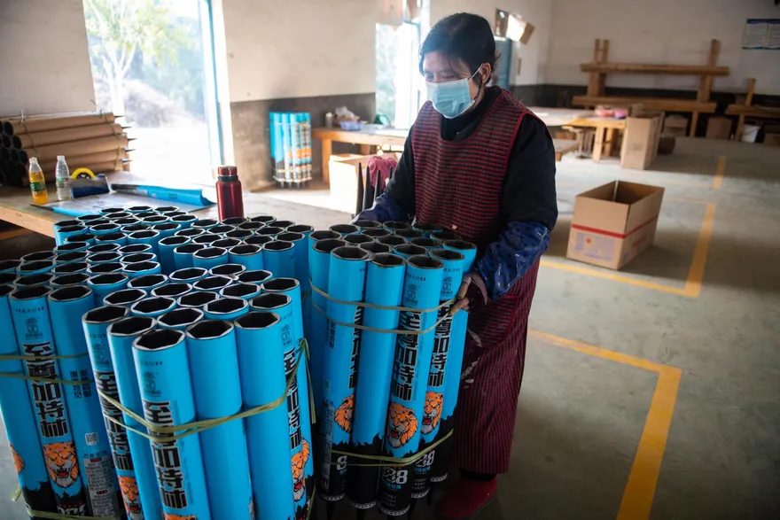 爆單！陸多地「禁燃令」鬆綁　經銷商蹲守爆竹廠搶貨…膠還沒乾就拉走