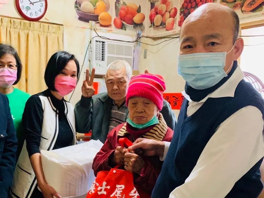 韓國瑜合體柯志恩基層送暖　再提金句「莫忘世上苦人多」