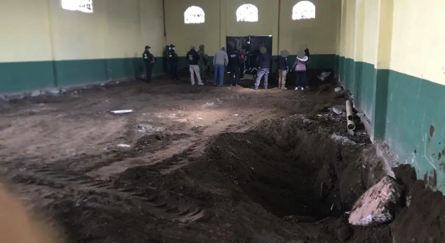 影/墨西哥警方逮新興毒犯集團　怪手開挖廢棄倉庫地底驚見40多包屍袋