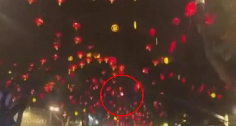 影/大家來找碴？為慶春節四川街頭掛滿紅燈籠　司機霧煞煞：紅綠燈在哪啦