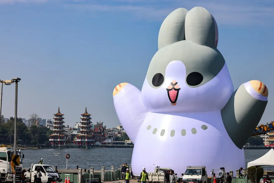 影/萌爆！18公尺高「ㄇㄚˊ幾兔」登高雄燈會　全台最大主燈超療癒