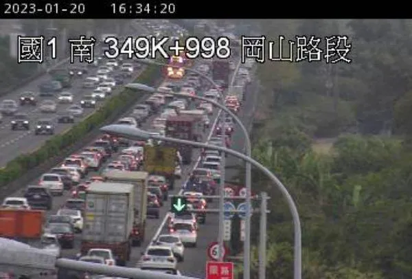 快訊/多輛自小客車傳追撞！國1南下岡山段車禍占車道　回堵5K塞爆