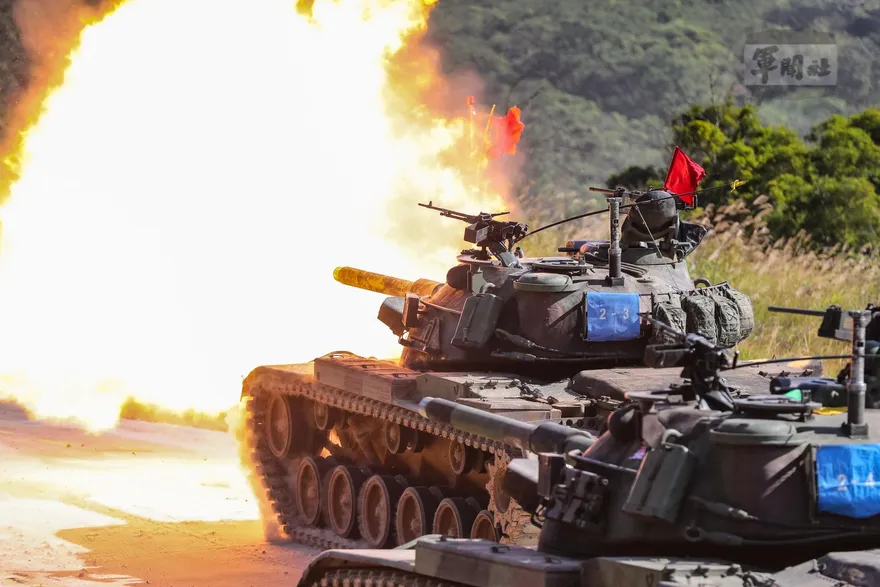 震撼畫面！陸軍裝甲542旅實彈演練「灘岸戰鬥」　CM11勇虎戰車猛開砲
