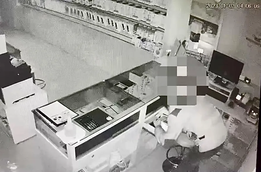 影/男子半夜闖入北市通訊行　摸黑搜刮得手10萬元財物