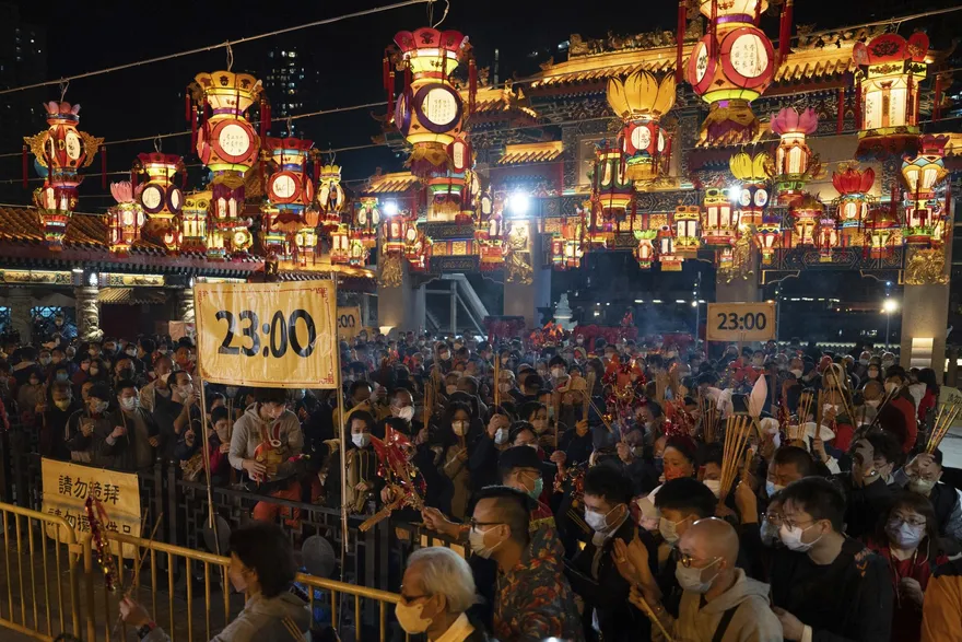 影/疫情停辦2年　香港黃大仙祠「上頭香」復辦香客從除夕中午排到半夜