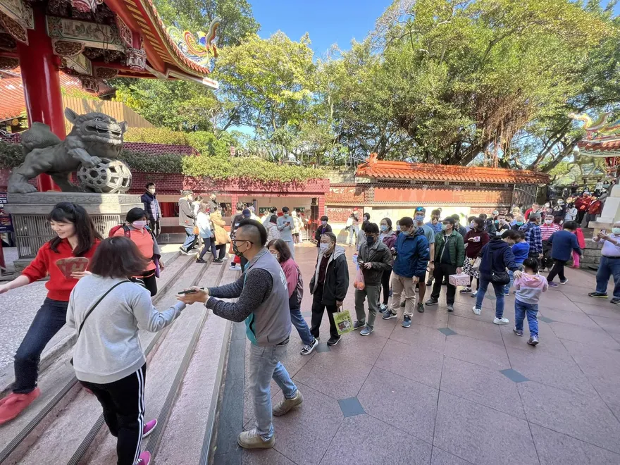 怕開除？高嘉瑜發紅包「大排長龍」太驚人！網：人氣高過選總統的