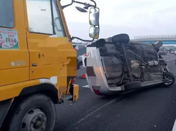 快訊/年初二回娘家不平靜！國1南下203km2車碰撞　下秒直接翻車…4人急送醫