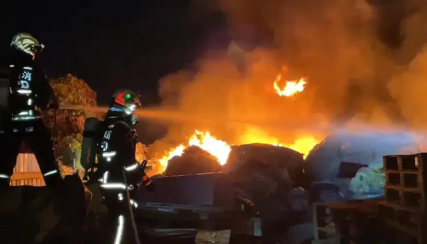 影/台中暗夜驚傳大火！資源回收場火舌亂竄　滾滾黑煙直衝天際
