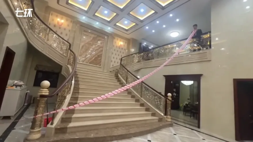 4歲小女孩拜年喜提13公尺超長紅包　爺爺包8800稱「過年儀式感」