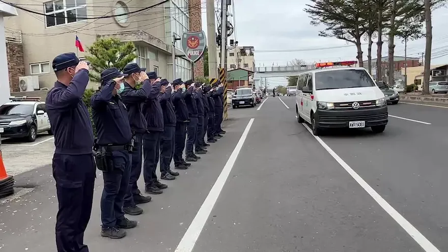 影/彰化警遭毒駕男追撞殉職！同事列隊淚別「一路好走」　警政署長黃明昭：遺憾不捨