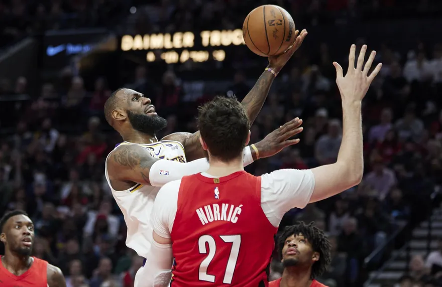 影/湖人最強詹來了！場場列傷兵還是場場打　單節慘輸32分照樣率隊逆轉寫紀錄