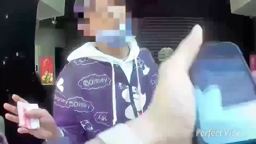 影/年初一就想做無本生意？警取締違規擺攤　赫見貨品竟全是偷來的