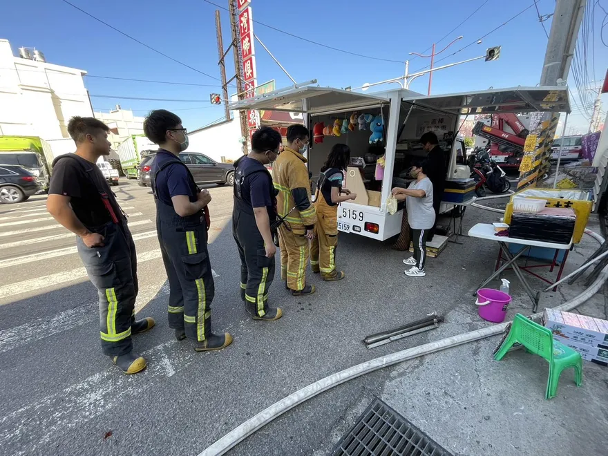 影/年初一暖心餐車餵飽打火弟兄！彰縣汽車修配廠大火　餐車業者及時救援五臟廟
