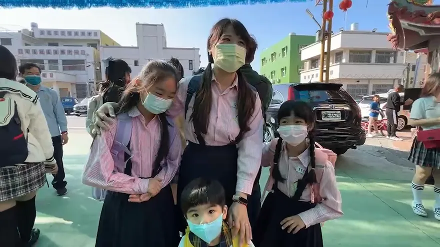 影/初二回娘家大玩「制服趴」！　男女老少同演「翻牆翹課」複刻青春