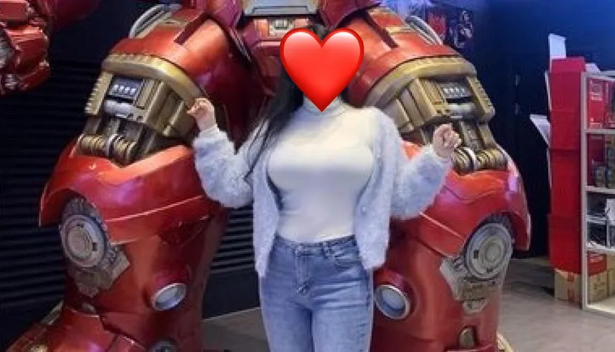 「罩杯破壞者」參戰！超胸口罩妞合影鋼鐵人　薩諾斯看了IG都想彈指