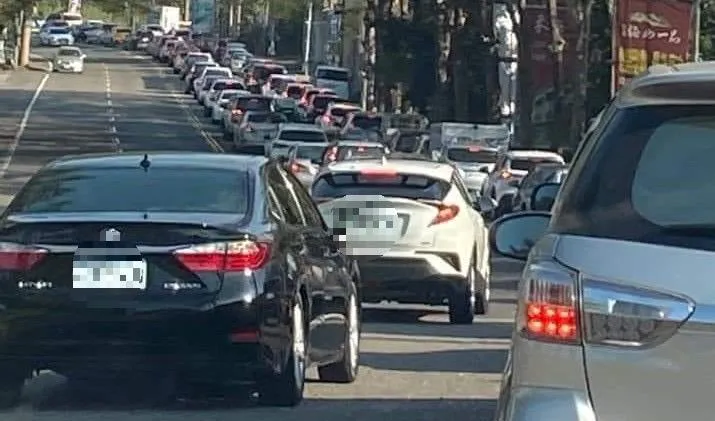 梅山變「龜」山？賞梅人潮車潮爆量塞爆梅山公園　5分鐘車程慘變1小時