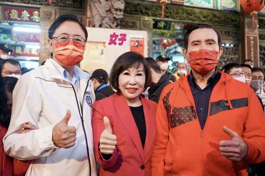 馬英九+張善政人氣有多夯！發福袋「大排長龍」畫面太震撼