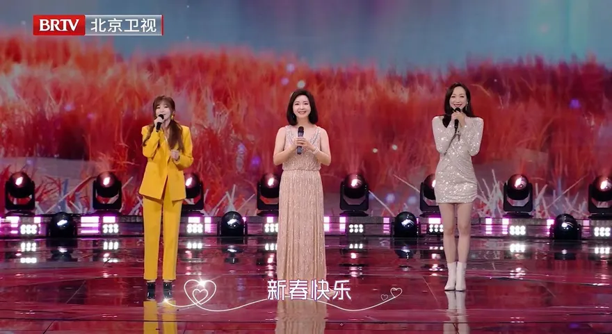 王心凌登北京春晚甜唱〈愛你〉！下秒驚見「鄧麗君驚喜現身」衝微博熱搜冠軍