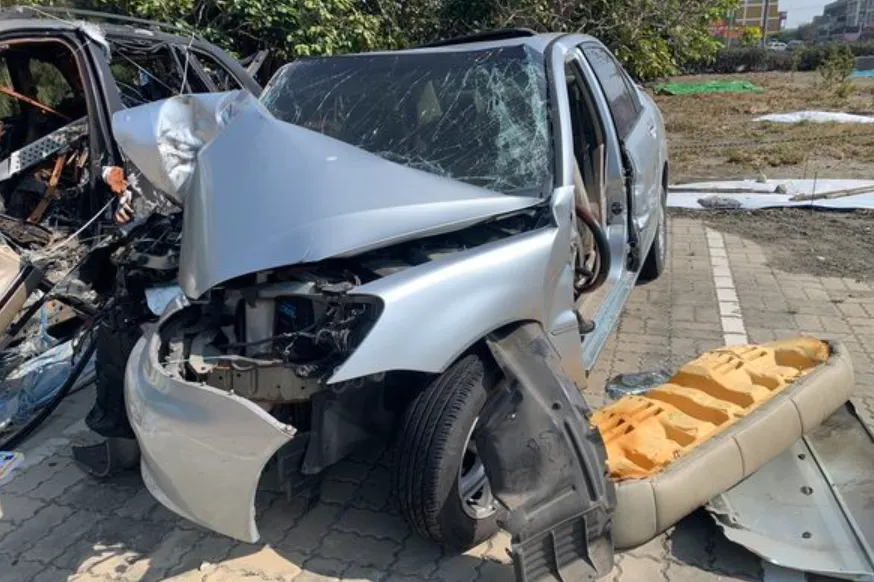 快訊/台中1家3口過年出遊釀嚴重車禍！21歲父自撞電線桿亡　男嬰腦部出血昏迷