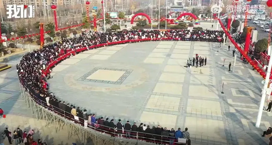 影/2000人「擠」同框！山東一村莊拍攝全家福超壯觀　網友敲碗：照片洗出來得多大？