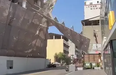 影/當街倒塌片曝光！台中南屯工地鷹架變這樣　殃及摩托車與民宅