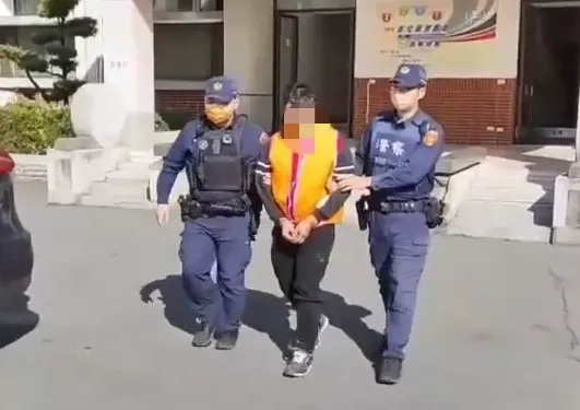 影/通緝犯擁槍自重還囂張揪友「毒品共享」　警除夕收網逮人要他牢裡過年