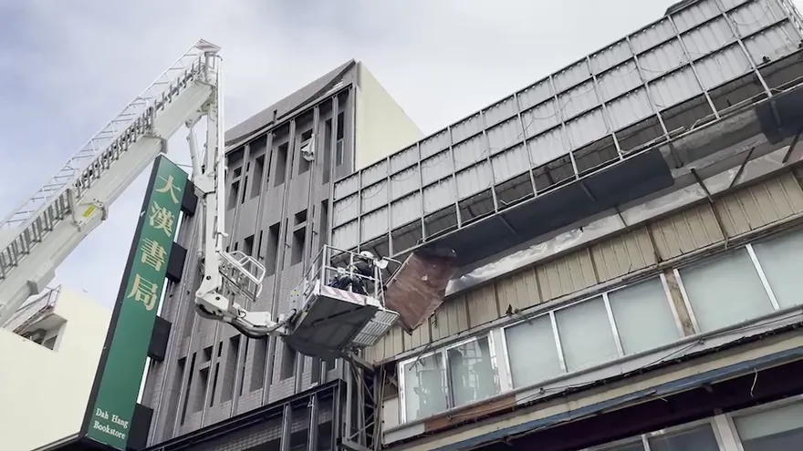 影/險砸遊客驚險畫面曝！嘉義文化路夜市內廣告招牌鐵皮　遭強風吹襲搖搖欲墜