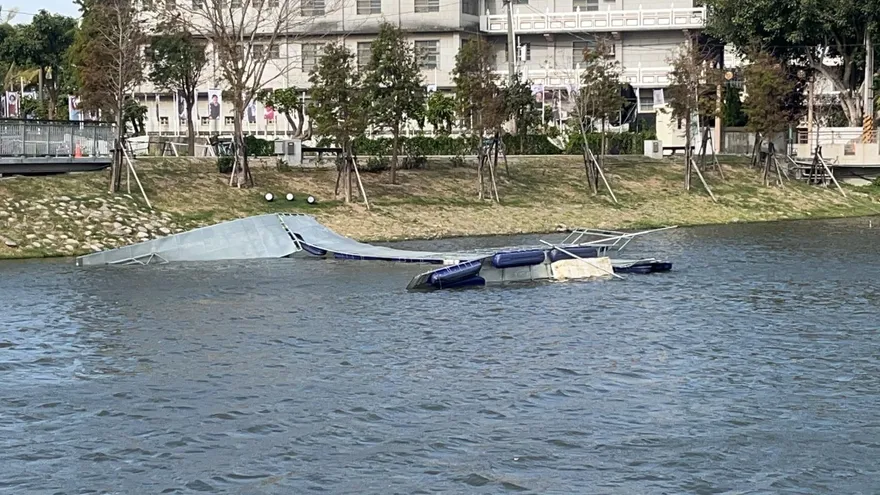 快訊/月津港燈節5作品被大風吹垮！　台南市長感到不捨