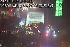 快訊/國1客運「拋錨被追撞」！2人慘受困　警消緊急救援中