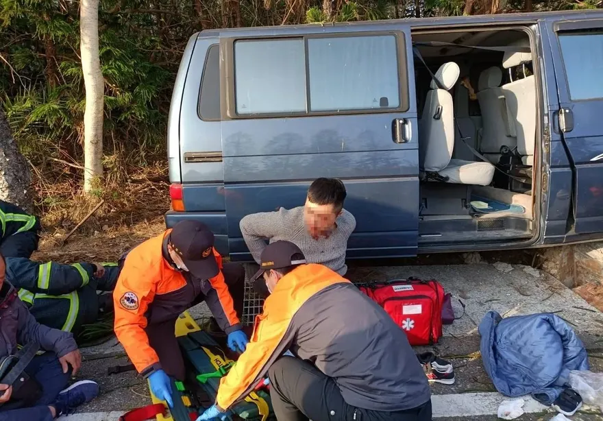 失控撞上電線桿！澎湖白沙9人座廂型車出車禍　一車老小癱坐在地待救援