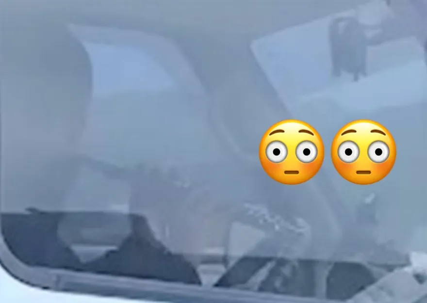 新款特斯拉？國道上驚見這駕駛「放雙手爽吹簫」　妹子傻眼笑翻直呼太扯