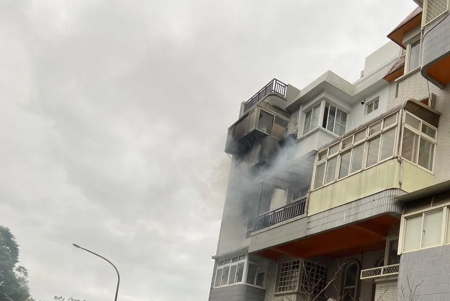 快訊/新店新坡一街民宅傳火警！疑電視櫃起火竄黑煙　警消及時救出2人