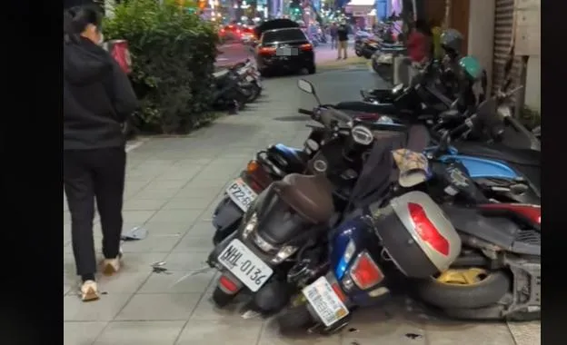 影/移動式神主牌驚悚衝人行道！整排機車猶如「保齡球全倒」　疑當事人回應了