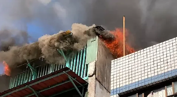 影/高雄鳳山民宅火警！火場救出89歲獨居男　無生命跡象送醫宣告不治