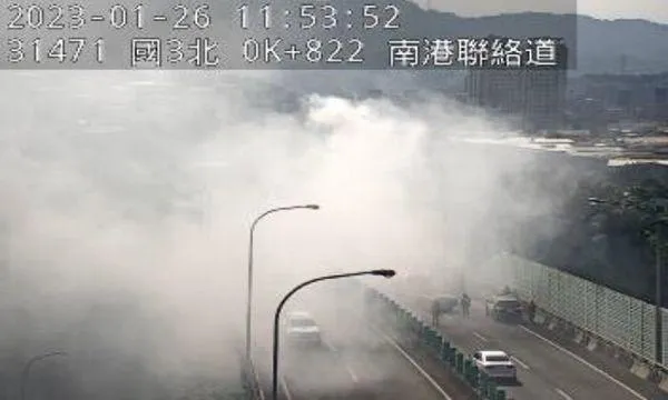 快訊/國3南港聯絡道「驚傳火燒車」！1家4口驚險脫困　車流回堵慘況曝