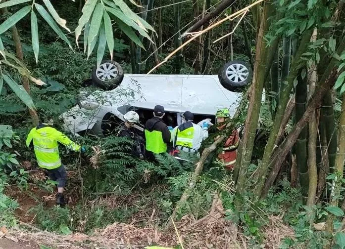 快訊/救援片直擊！年初五出遊三峽東眼山　車翻10米深山谷釀5傷