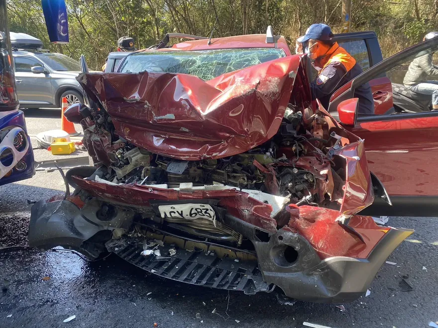 快訊/年初五出遊悲劇！高雄轎車逆向對撞遊覽車1死　夫妻天人永隔
