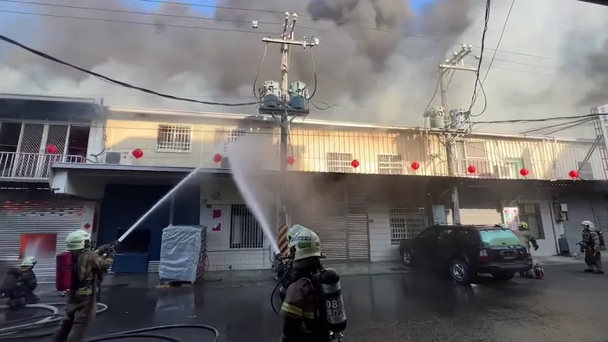 快訊/台南永康多間鐵皮工廠火警！疑移工宿舍存放爆竹釀災　警消正動員滅火