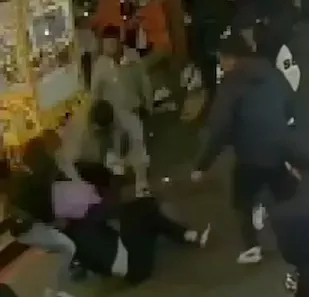 影/士林夜市「初四」了！攤商不滿鄰攤排隊擋生意　火爆互嗆變拳腳定輸贏