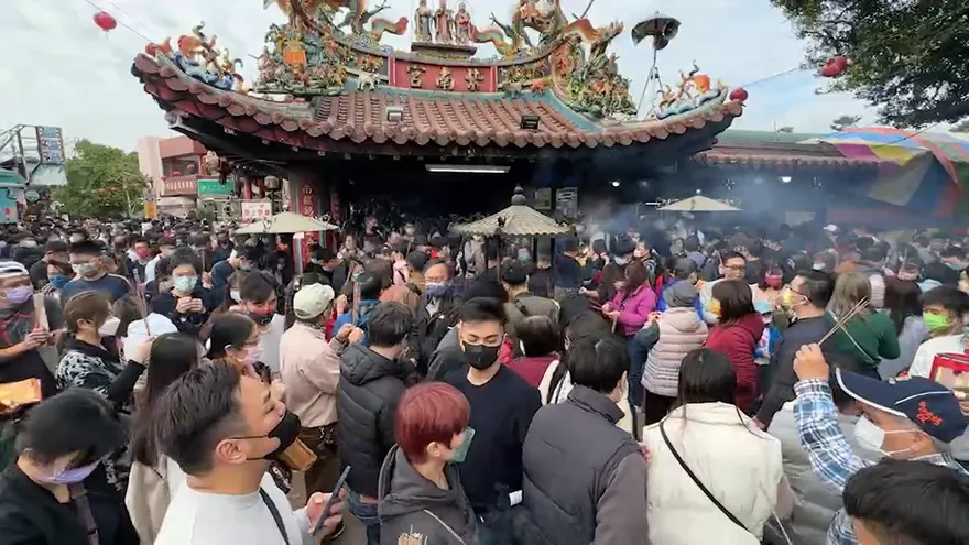 影/全台最誇張！紫南宮香火鼎盛　信徒擠爆汽車從廟門口排到交流道