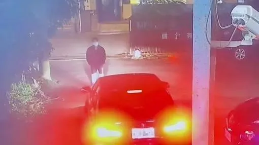 影/不滿羽球館打球太吵！醉男竟肉身擋車帶刀理論　當場遭壓制逮捕