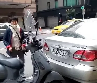 影/空間管理大師？大媽竟把停車格內黃牌重機移開　硬塞愛車「停一起」