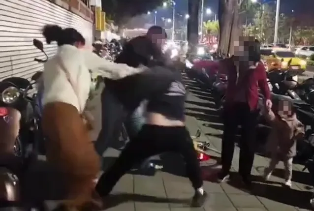 Ubike騎上人行道引糾紛！騎士行人互毆…警方這樣說