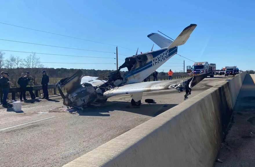影/美國小飛機迫降高速公路撞上貨車車頂　超驚險第一手畫面曝光！